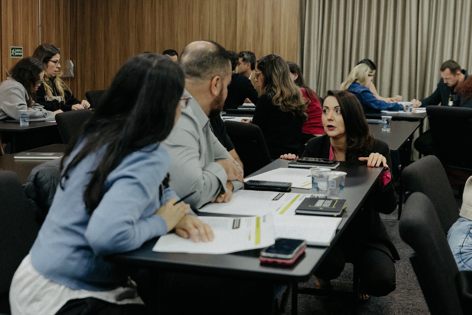 Discussão em grupo durante experiência de aprendizagem