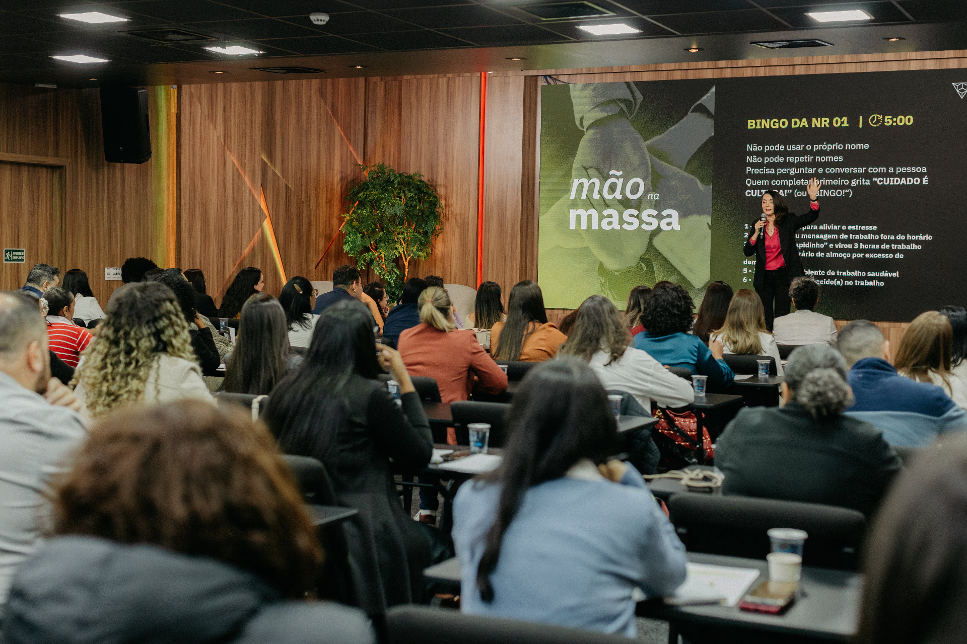 Danieli Wegermann em palestra corporativa